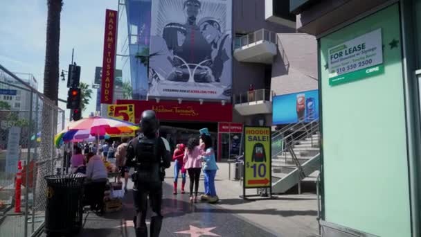 Turisté Procházka Kolem Madame Tussaud Procházce Slávy Hollywoodu — Stock video