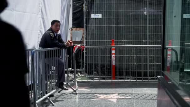 Охранник Позирует Перед Сценой Оскара Пока Туристы Проходят Голливудскому Бульвару — стоковое видео