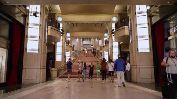 Massen Von Touristen Gehen Während Der Oscar Saison Die Treppe — Stockvideo