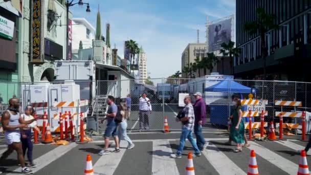 Een Grote Groep Blokken Hollywood Boulevard Voor Oscars Terwijl Toeristen — Stockvideo