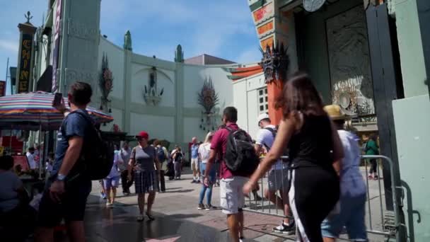 Large Crowd Tourists Visit Chinese Theater Hollywood Walk Fame — 비디오