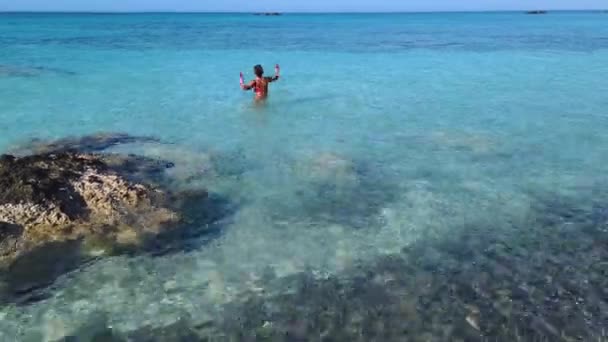 Joven Chica Entusiasta Aprovecha Estar Sola Las Aguas Turquesas Playa — Vídeo de stock