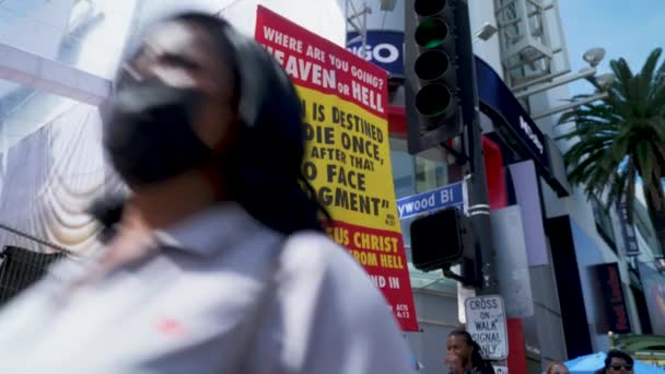 Extremista Cristão Segura Sinal Religioso Hollywood Boulevard — Vídeo de Stock