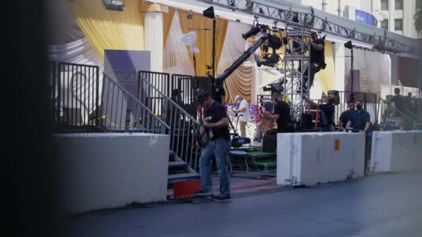 Een Grote Bemanning Regisseert Het Podium Voor Oscars Hollywood Boulevard — Stockvideo