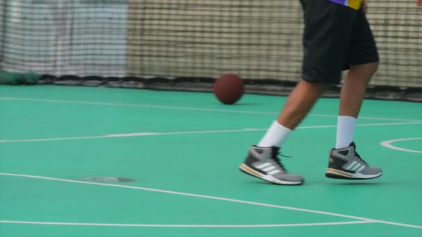 Bir Çocuk Basketbol Oynuyor Yakın Plan — Stok video