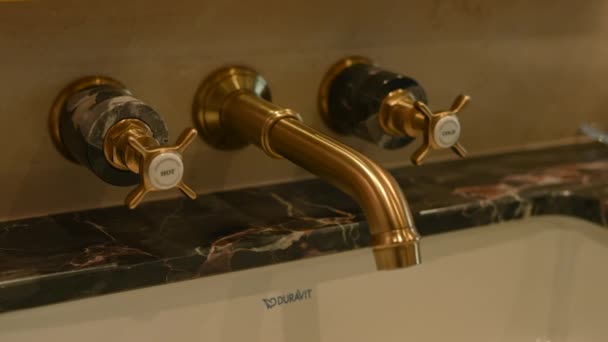 Grifo Agua Lavabo Oro Interno — Vídeos de Stock