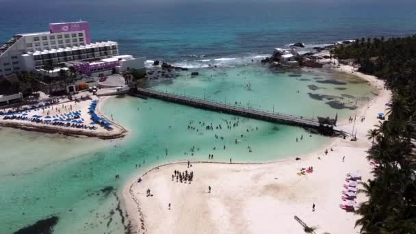 Una Toma Aérea Playa Isla Mujeres Con Resort Cerca Del — Vídeos de Stock