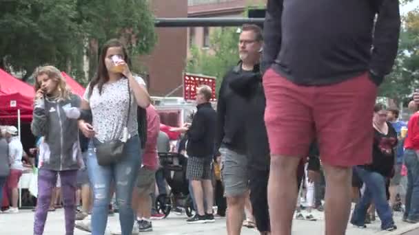 Taste Madison Couple Passing Beer Each Other — Stock Video