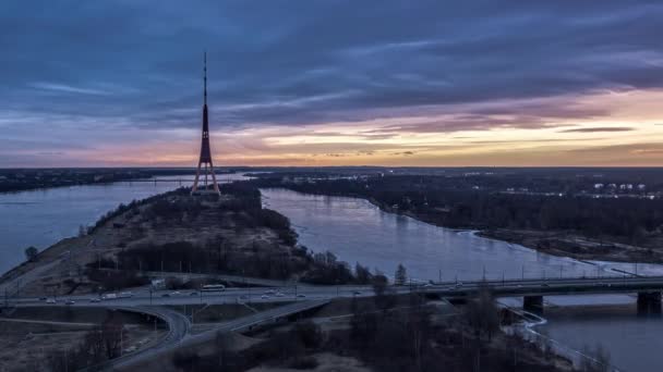 Timelaspe Traumhafte Abendkulisse Riga Lettland Mit Fluss Autobahnbrücke Und Turm — Stockvideo
