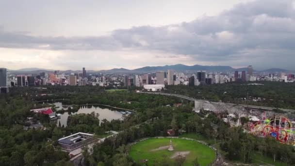 Parque Atracciones Ciudad Día Nublado — Vídeos de Stock