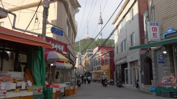 Atmosférico Yongsan Haebangchon Village Rua Estreita Com Seul Namsan Tower — Vídeo de Stock