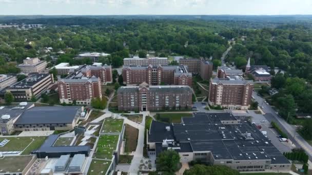 ウェストチェスター大学のキャンパス 寮や学術施設を備えた大規模なキャンパスでの空中ズームアウト — ストック動画