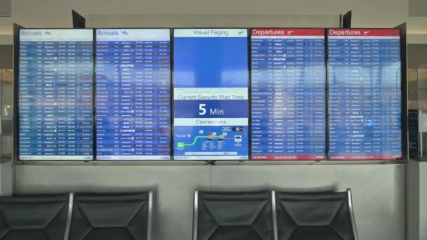 Horario Electrónico Del Aeropuerto Llegadas Mostrando Vuelos Hora Destino Puerta — Vídeos de Stock