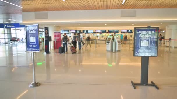 Voyageurs Aéroport Phoenix Transportant Bagages Bagages Panneau Balance Bagages Premier — Video