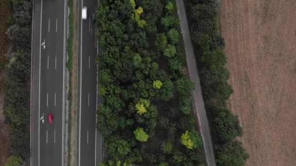 Luftaufnahme Von Der Vielbefahrenen Ungarischen Autobahn Verkehrskontrast Mit Dem Weizenfeld — Stockvideo