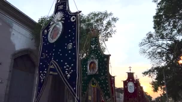 在墨西哥的Semana Santa Holy Week 拉丁美洲的宗教文化复活节庆祝活动 街道外仪式游行上的彩旗和装饰品 — 图库视频影像