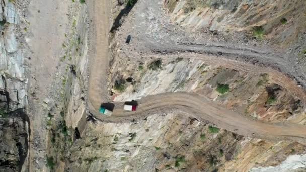 Dramatic Drone Shot Vehicles Passing Each Other Fairy Meadows Road — Vídeo de Stock