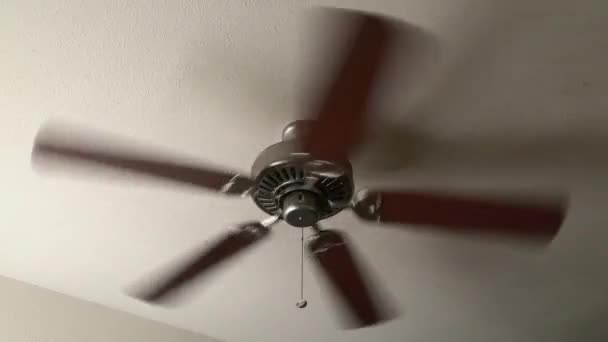 Brauner Deckenventilator Dreht Sich Wohnzimmer — Stockvideo