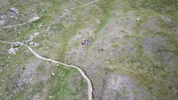 Campo Hierba Una Fachada Montaña Los Alpes Suizos Camino Grava — Vídeos de Stock