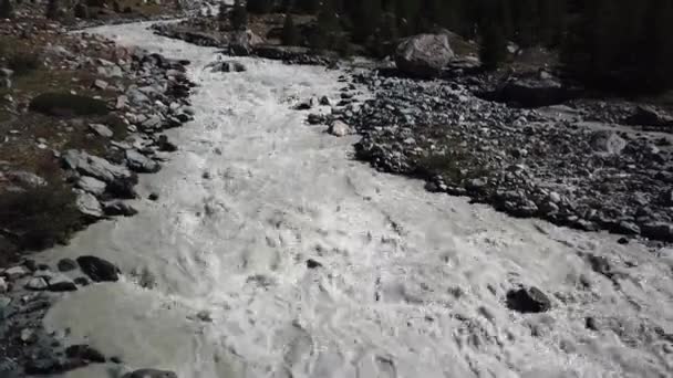 Vista Aérea Río Fangoso Con Fuerte Corriente Valle Rocoso Los — Vídeo de stock