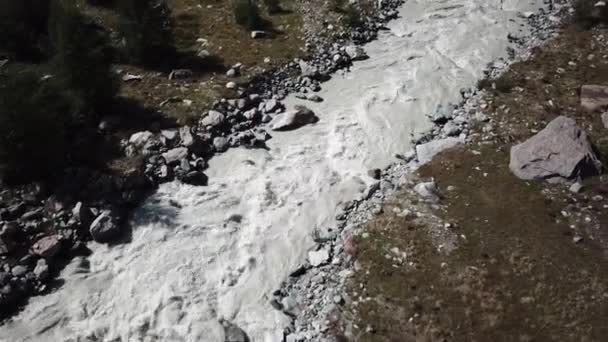 Topp Drönare Utsikt Över Lerig Bergsflod Med Stark Ström Och — Stockvideo