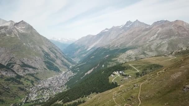 Švýcarské Alpy Krajina Skalnaté Hory Kvetoucí Pole Jedlový Les Turistická — Stock video