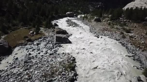 Valle Rocoso Los Alpes Suizos Con Río Fangoso Centro Vista — Vídeos de Stock