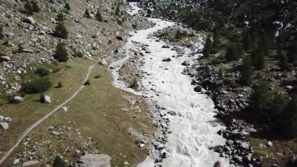 Drone Εναέρια Άποψη Ενός Βουνού Κοίτη Ποταμού Νερό Προέρχεται Από — Αρχείο Βίντεο