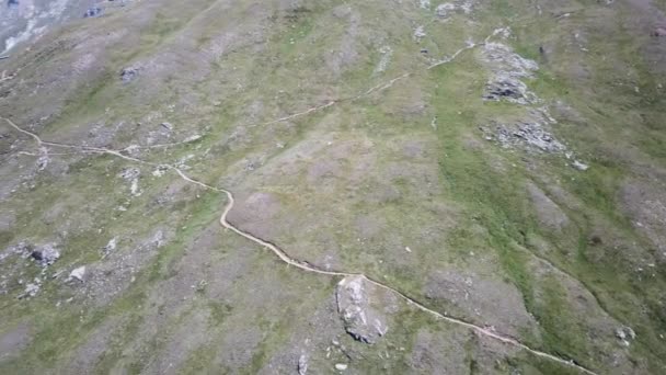 Drone Vista Aérea Una Fachada Montaña Cubierta Hierba Con Camino — Vídeos de Stock