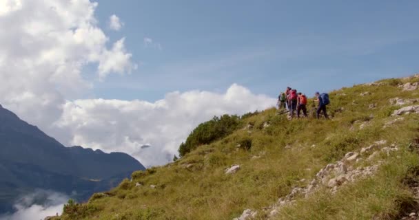 Gente Caminando Las Montañas — Vídeo de stock