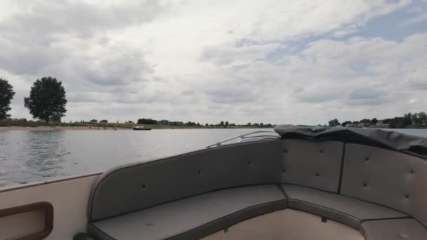 Jovem Sexo Masculino Sentado Barco Luxo Observando Águas Holandês Zona — Vídeo de Stock