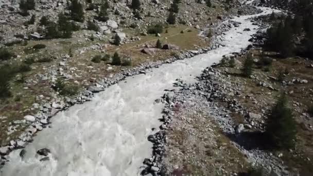 Drone Vista Río Montaña Fangosa Valle Rocoso Los Alpes Suizos — Vídeo de stock