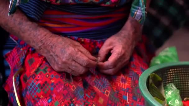 Tilting Shot Mujer Maya Mercado Mujer Nativa Senior Guatemala — Vídeo de stock