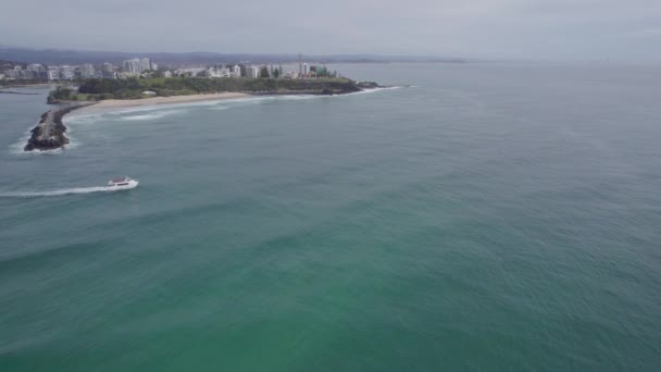 デュランバビーチでの曇りの日にターコイズブルーの海を航海する観光船 ツイードヘッド ニューサウスウェールズ州 オーストラリア 空撮ドローン — ストック動画