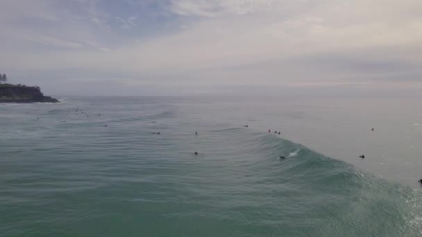 Duranbah Beach Surfer Reiten Auf Den Ozeanwellen Tweed Heads Nsw — Stockvideo