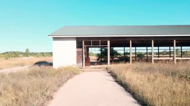 Una Tarde Cálida Mirada Película Viejos Establos Abandonados — Vídeo de stock