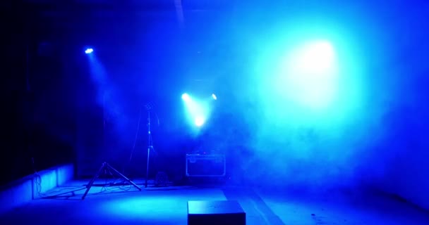 青いライトがステージ上で動いていました — ストック動画