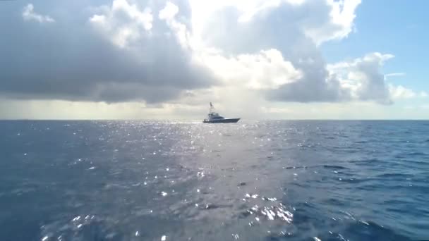 海に引き離された漁船 — ストック動画
