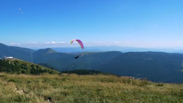 Paraglider Toont Extra Trucs Een Betoverende Bergomgeving — Stockvideo