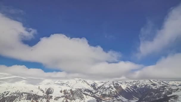 Zeitraffer Großer Höhe Wolken Fliegen Über Weiße Schneebedeckte Gebirgsketten Malerische — Stockvideo