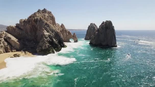 清澈的碧水 在墨西哥卡波圣卢卡斯的海崖上 空中无人驾驶飞机拍下海浪冲撞的镜头 海浪冲向岩石海岸 4K视频 — 图库视频影像