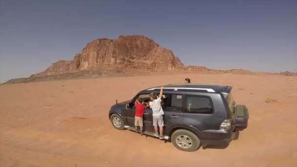 Crianças Estão Borda Externa 4X4 Enquanto Dirigem Deserto Plano Jordânia — Vídeo de Stock