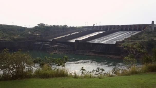 Brezilya Paraguay Sınırındaki Itaipu Barajı Hidroelektrik Santrali Döndürme — Stok video