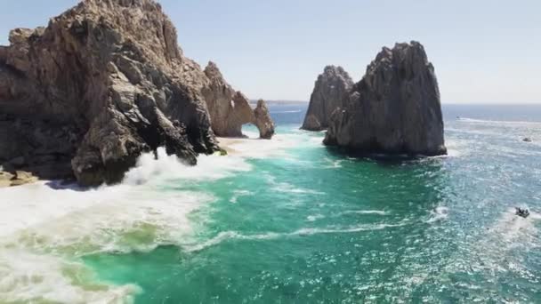 澄んだターコイズブルーの水 ルーカス メキシコの海の崖に墜落した波の空中ドローンショット 波が岩だらけの海岸線に衝突 4Kビデオ 撃たれた — ストック動画