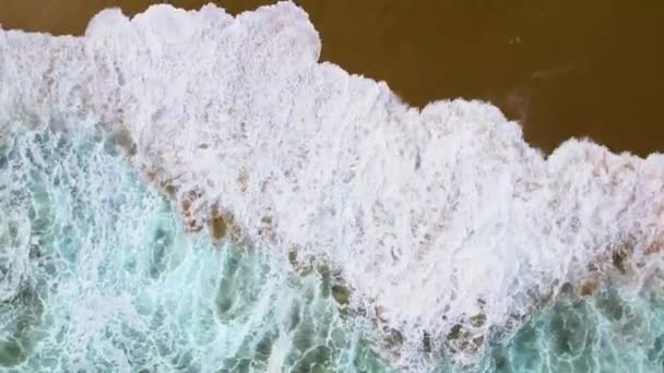 Αφρώδες Νερό Εναέρια Drone Headshot Των Κυμάτων Συντρίβεται Ακτογραμμή Κάμπο — Αρχείο Βίντεο