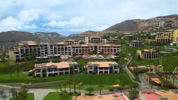 ルーカス メキシコのビーチの前でホテルや別荘の空中ドローン撮影 海洋観光宿泊施設 4Kビデオ — ストック動画