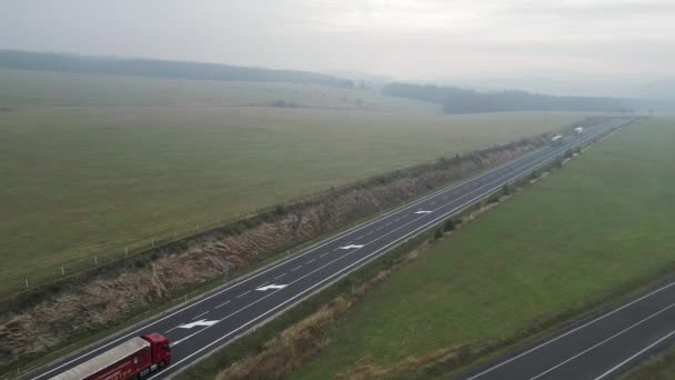 ドローンで撃たれた 山やトラックの中の道路前後に行く — ストック動画