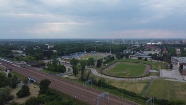 Μετάδοση Πολωνικών Σπιτιών Σιδηροδρομικών Γραμμών Αυτοκινητοδρόμων Μοτοσικλετών Αθλητικών Γηπέδων Και — Αρχείο Βίντεο