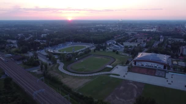 Sunset Flyover Των Πολωνικών Σπιτιών Σιδηροδρομικές Γραμμές Αυτοκινητόδρομος Αθλητικό Στάδιο — Αρχείο Βίντεο