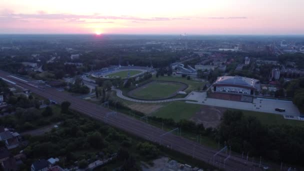 Sunset Flyover Της Πολωνίας Σπίτια Σιδηροδρομικές Γραμμές Μοτοσικλέτα Αυτοκινητόδρομος Αθλητικό — Αρχείο Βίντεο